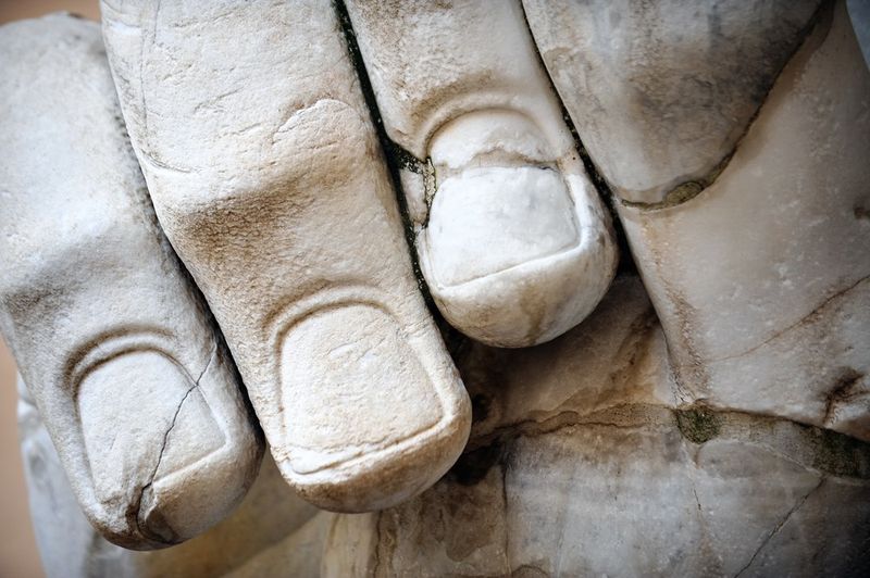 Ce &icirc;nseamnă c&acirc;nd visezi că &icirc;ți cad unghiile