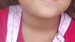 Fetiță de 8 opti ani, moartă după ce a atins globulețele dintr-un brad împodobit