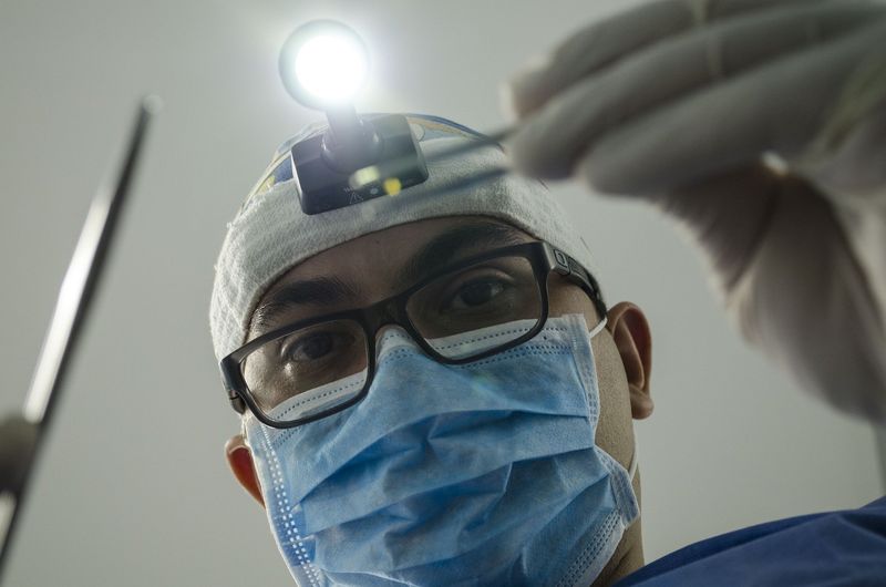 Ce au descoperit medicii în nasul unui bătrân