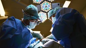 Ce au descoperit medicii în nasul unui bătrân