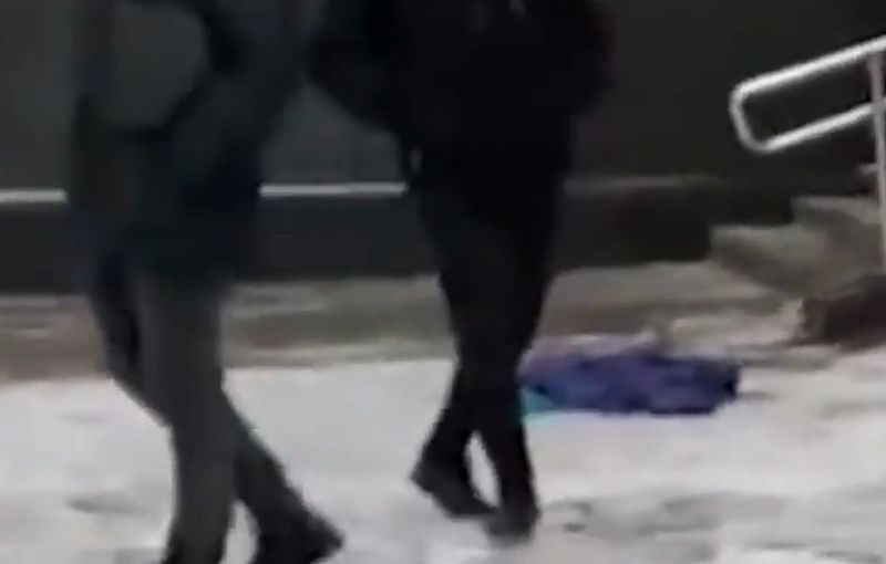 Bebeluș de doar două luni, aruncat de la etajul 13 al unui bloc turn.