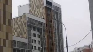 Bebeluș de doar două luni, aruncat de la etajul 13 al unui bloc turn.