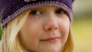 Copii bătuți în timp ce își proteaju mama