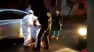 Un pacient cu COVID, târât în spital de către cadrele medicale