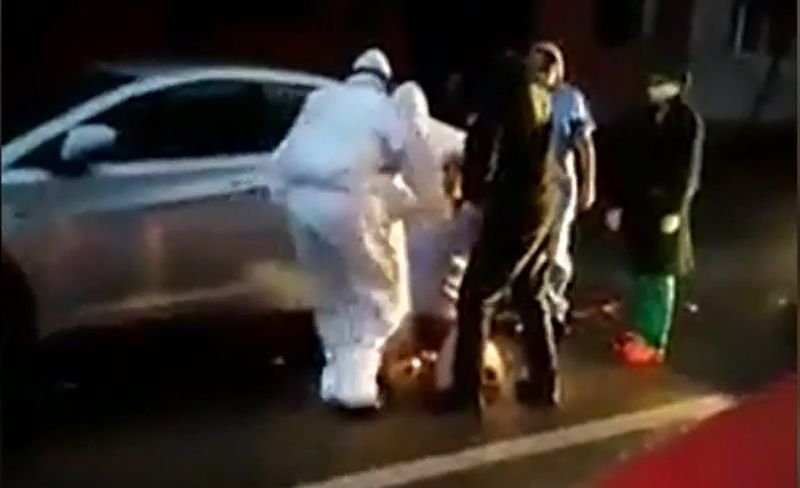 Un pacient cu COVID, t&acirc;r&acirc;t &icirc;n spital de către cadrele medicale