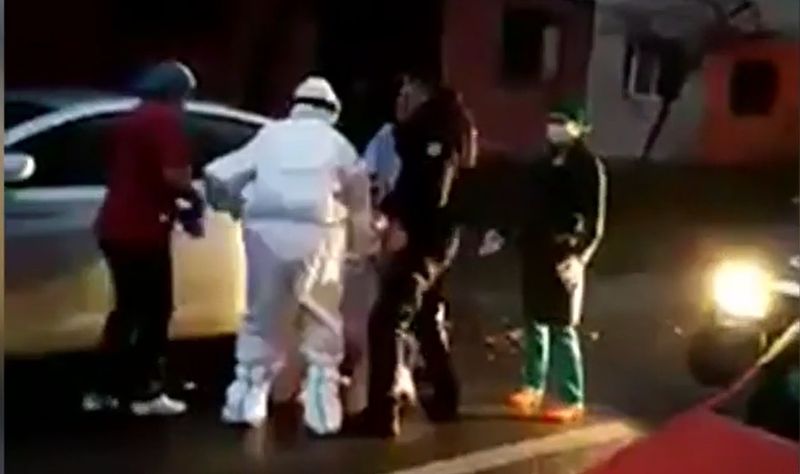 Un pacient cu COVID, t&acirc;r&acirc;t &icirc;n spital de către cadrele medicale