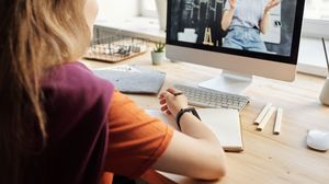Elevii vor rămâne să studieze în mediul online, până la vacanța de iarnă  scoala online