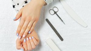 Caută materiale și instrumente pentru manichiură în magazinul online rosalind.ro.