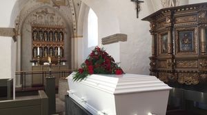 Bărbatul a fost luat cu tot cu sicriu din biserică
