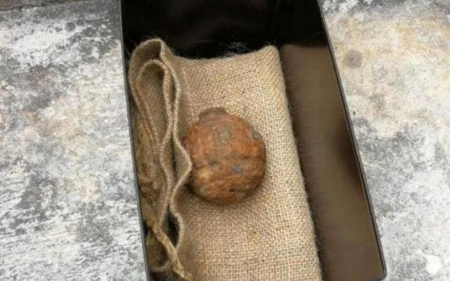 Un cartof c&acirc;t o grenadă