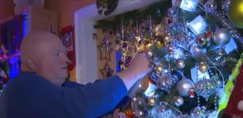 Bărbatul a împodobit 420 de brazi Bărbatul a împodobit 420 de brazi