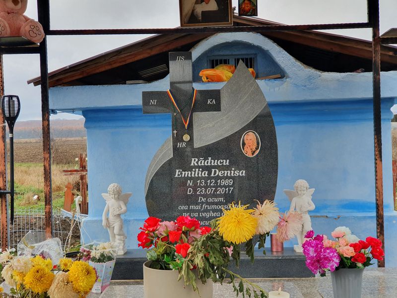 La cimitirul din Ștefănești este înmromântată Denisa Răducu denisa raducu