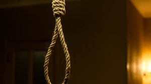 Băiat de 13 ani, găsit spânzurat în camera sa
