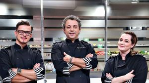 Chef Sorin Bontea alaturi de finalistii echipei sale