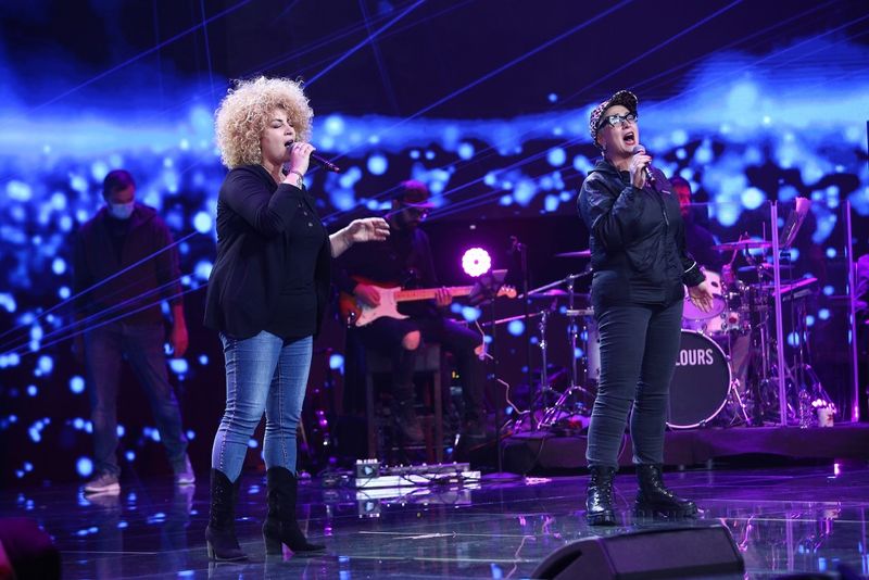 Sonia &icirc;n duet cu Monica Anghel