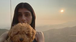 Gestul incredibil făcut de Mia Khalifa a devenit viral. Ce a făcut cu masca de protecție, după ce a strâns cu ea ce a rămas în urma câinelui