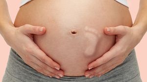 STUDIU Femeile nasc „bebeluși cyborg”. Specialiștii au găsit particule de microplastice în placentă, după naștere