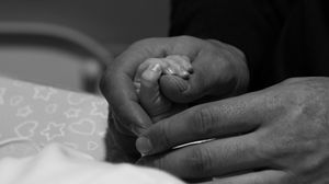 O fetiță de doar două luni, cel mai tânăr bolnav de COVID-19