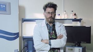 Un cercetător care lucra la un vaccin anti-COVID, găsit fără suflare după ce s-a prăbușit de la etajul 14