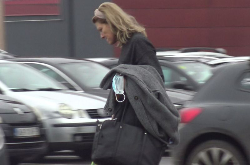 Dana Nalbaru are insa masca in mana Dana Nalbaru masca