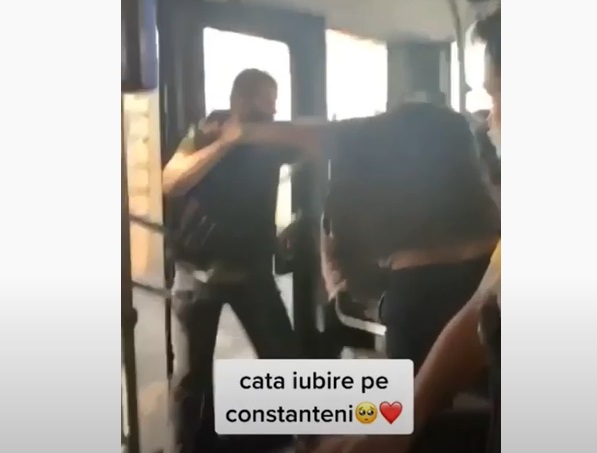 Imagini șocante! Un tânăr lovește cu brutalitate un bătrân