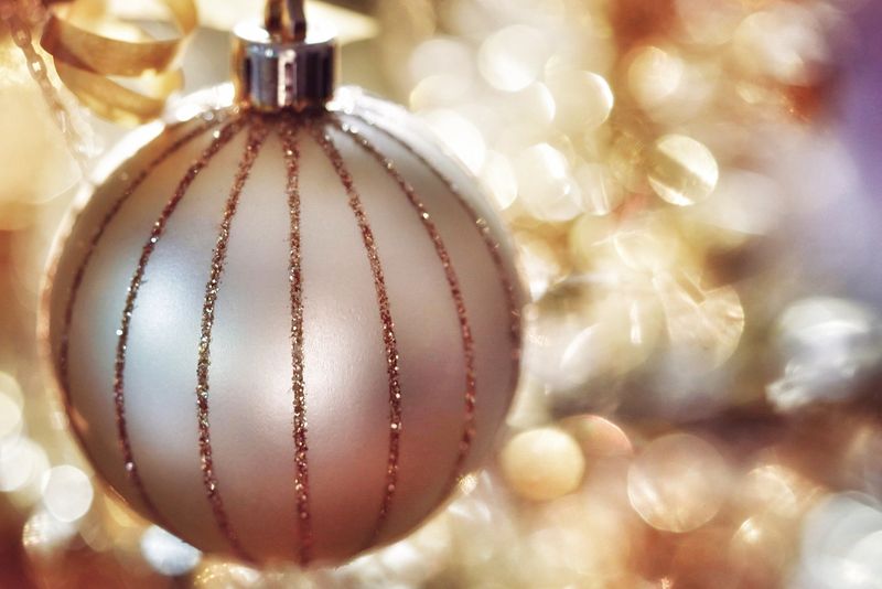 De ce se pun globuri &icirc;n bradul de Crăciun