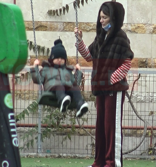 Maria Marinescu, in parc cu baietelul