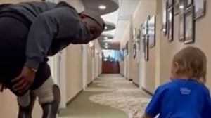 Imaginea emoționantă de pe holul unui spital Imaginea emoționantă de pe holul unui spital