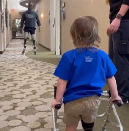 Băiețelul a încercat să facă primii pași Băiețelul a încercat să facă primii pași