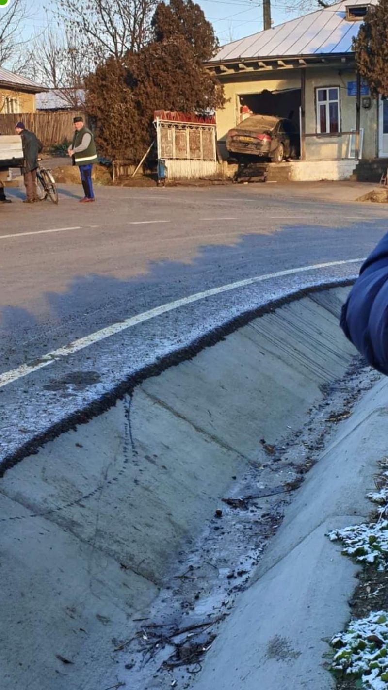 O femeie a intrat cu autoturismul în sediul unei primării din Iași. Soferița a „parcat” într-una din încăperi