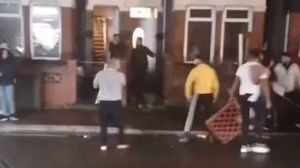 Bătaie cu săbii și bâte în Marea Britanie