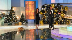 Revelionul Kanal D, cu umor din belșug și distracție la maximum, este prezentat de Bursucu și Ana-Maria Barnoschi! “Hai noroc, România!” Invitați spectaculoși la “Hai noroc, România!”