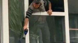 Momentul emoționant în care un bărbat folosește uscătorul de păr pentru a încălzi un porumbel!