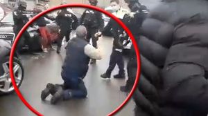 Revoltător! Momentul în care un mascat lovește cu piciorul un bătrân