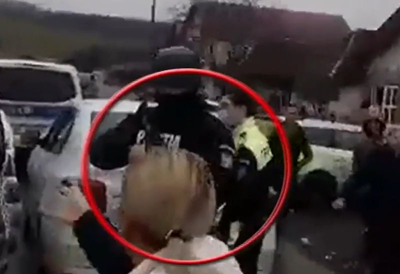 Revoltător! Momentul în care un mascat lovește cu piciorul un bătrân