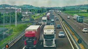 O șoferiță româncă de TIR, în vârstă de de 22 de ani, s-a ales cu o amendă colosală pe autostradă