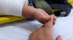 Imaginea care a emoționat internetul. Un bebeluș, rămas orfan în urma unui accident, strânge mâna paramedicului care l-a salvat