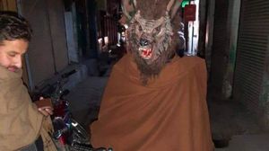 Un bărbat a băgat spaima în oameni în noaptea de Revelion! S-a costumat în vârcolac și a început să urle pe stradă