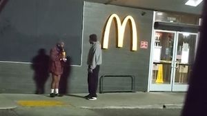 Bărbatul care și-a oferit pantalonii unui om fără adăpost