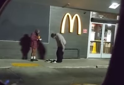 Bărbatul care și-a oferit pantalonii unui om fără adăpost