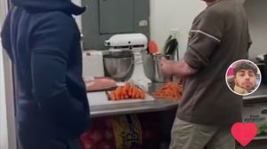 Momentul în care un bărbat leșină când își vede fiul după mulți ani! Totul a fost filmat