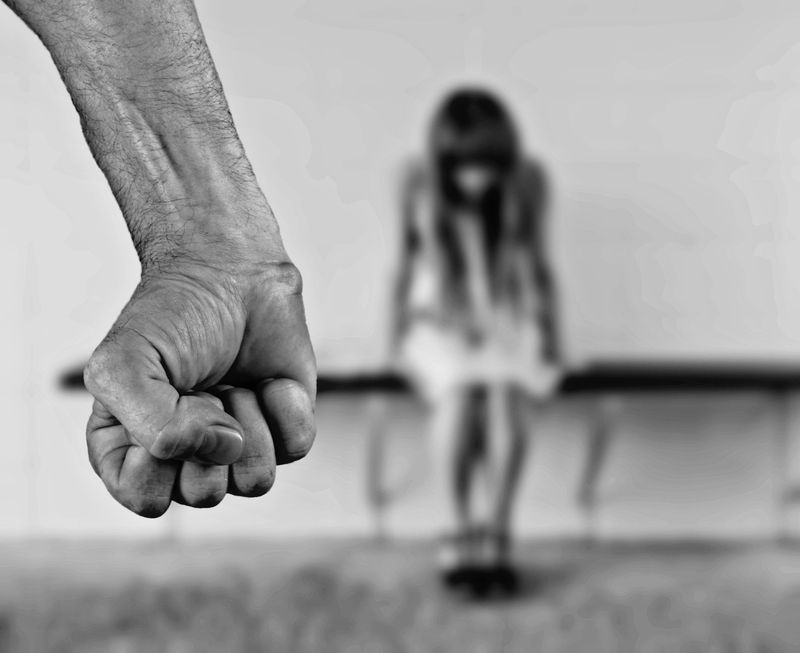 Polițist local, acuzat că ar fi agresat o tânără 
