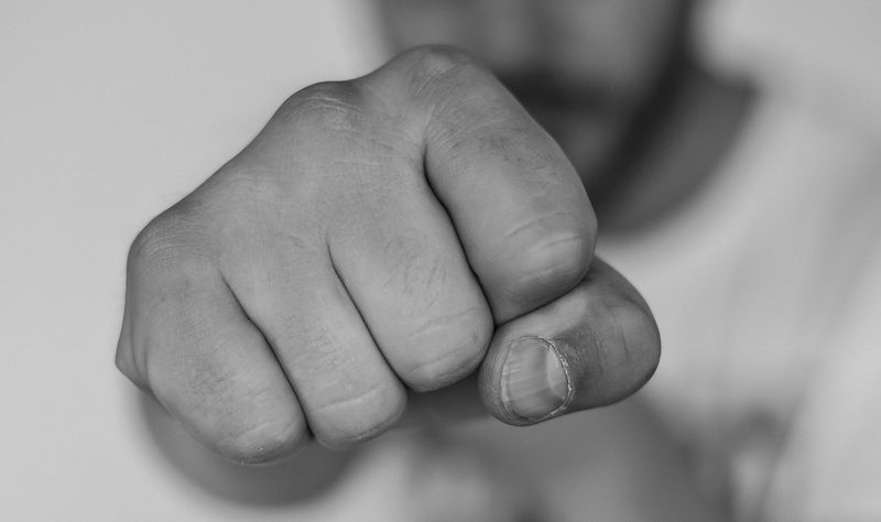 Polițist local, acuzat că ar fi agresat o tânără 