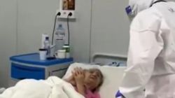 O bătrână de 94 de ani, infectată cu coronavirus, sărbătorită de medici pe patul de spital. Imaginile sunt emoționante