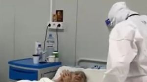 O bătrână de 94 de ani, infectată cu coronavirus, sărbătorită de medici pe patul de spital