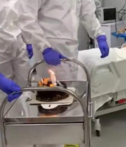 O bătr&acirc;nă de 94 de ani, infectată cu coronavirus, sărbătorită de medici pe patul de spital