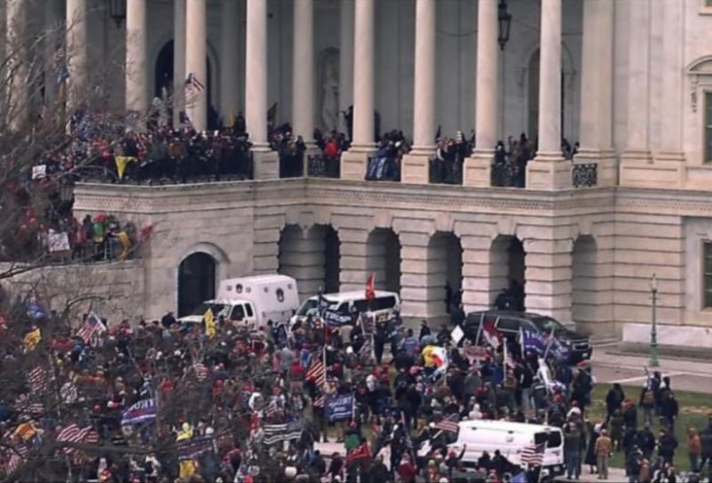 Protestatarii au pătruns în clădirea Capitoliului 