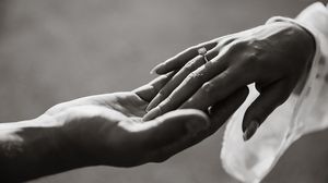 A sunat la pompieri pentru a-și da inelul de logodnă jos A sunat la pompieri pentru a-și da inelul de logodnă jos