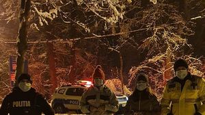Polițiștii chemați la datorie și luați la ”bătaie” cu bulgări de zăpadă