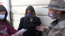 Gestul emoționant făcut de un om fără adăpost! Bărbatul a căutat în tomberon, iar ce-a găsit i-a schimbat viața